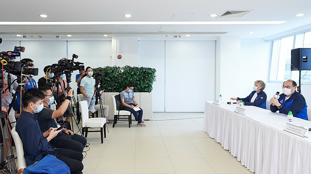 HKSI Chairman (right) and senior management met with the media to share the HKSI’s preventive measures during the pandemic.